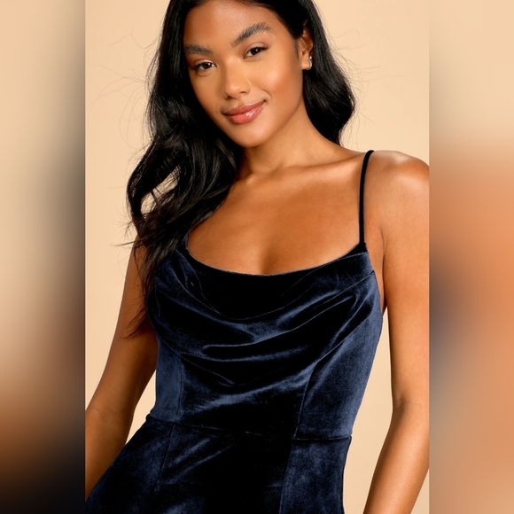 Lulu’s navy blue velvet gown - Picture 3 of 11